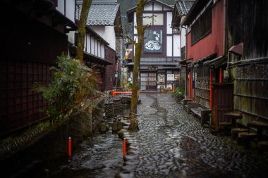 Yanaka suyu gifuda geçer.