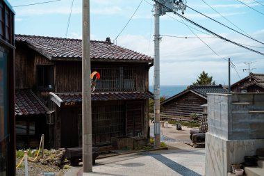 Japonya 'nın Sado Adası' ndaki kasaba manzarası
