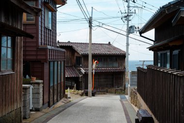 Japonya 'nın Sado Adası' ndaki kasaba manzarası