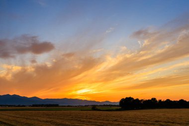 Hokkaido 'da günbatımı ve alan