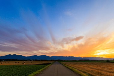 Hokkaido 'da günbatımı ve alan