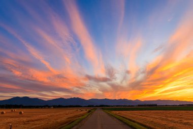 Hokkaido 'da günbatımı ve alan