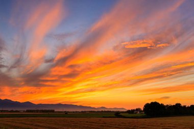 Hokkaido 'da günbatımı ve alan