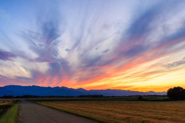 Hokkaido 'da günbatımı ve alan