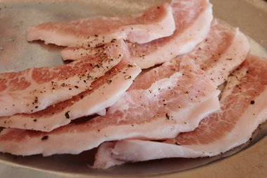 Gümüş tabakta yağlı domuz eti