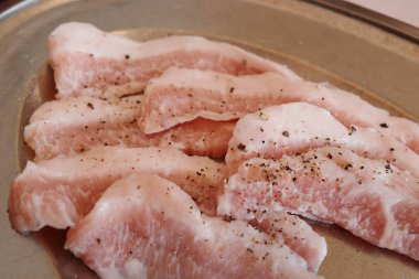 Gümüş tabakta yağlı domuz eti