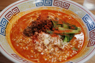 Baharatlı dandan erişteyi kapat.