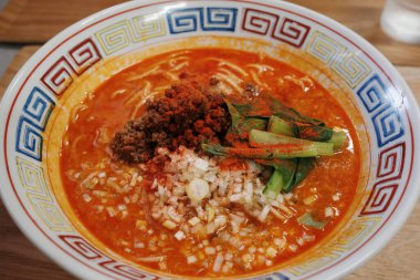 Baharatlı dandan erişteyi kapat.