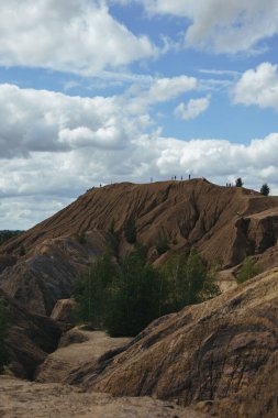 Tula, Konduki 'de sakin bir tepede insanlar panoramik manzaralara dalmak için toplanıyor. Doğanın genişleyen kolları manzarayı kucaklarken, onları çevreleyen güzellikleri görmek için mükemmel bir yer..