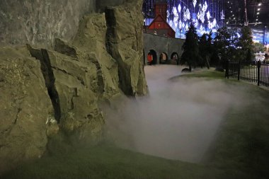 Kale duvarı, sis, alacakaranlık, sihir atmosferi. Yüksek kalite fotoğraf