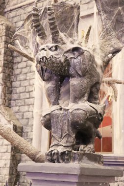 Bir heykelin taş heykeli örümcek ağları ve tozla kaplıdır. Yüksek kalite fotoğraf