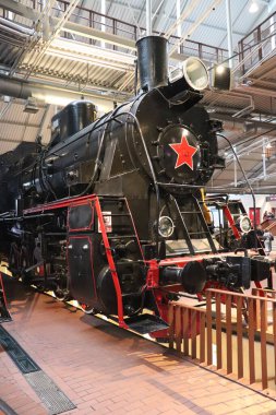 Klasik lokomotif retro treni. Siyah ve kırmızı renklerde güzel bir lokomotif. Yüksek kalite fotoğraf