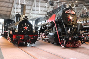 Klasik lokomotif retro treni. Siyah ve kırmızı renklerde güzel bir lokomotif. Yüksek kalite fotoğraf
