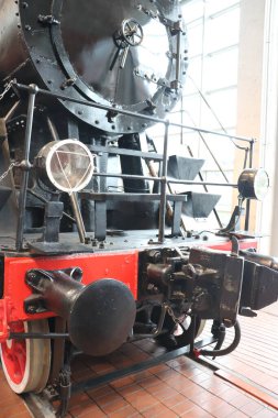 Klasik lokomotif retro treni. Siyah ve kırmızı renklerde güzel bir lokomotif. Yüksek kalite fotoğraf