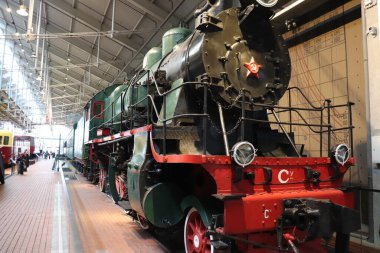 Klasik lokomotif retro treni. Siyah ve kırmızı renklerde güzel bir lokomotif. Yüksek kalite fotoğraf