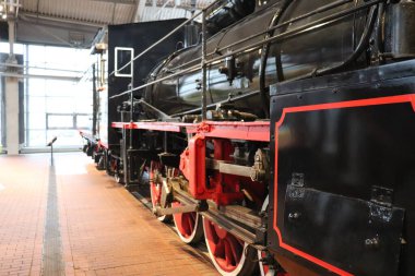 Klasik lokomotif retro treni. Siyah ve kırmızı renklerde güzel bir lokomotif. Yüksek kalite fotoğraf
