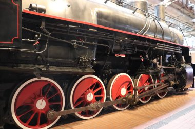 Klasik lokomotif retro treni. Siyah ve kırmızı renklerde güzel bir lokomotif. Yüksek kalite fotoğraf