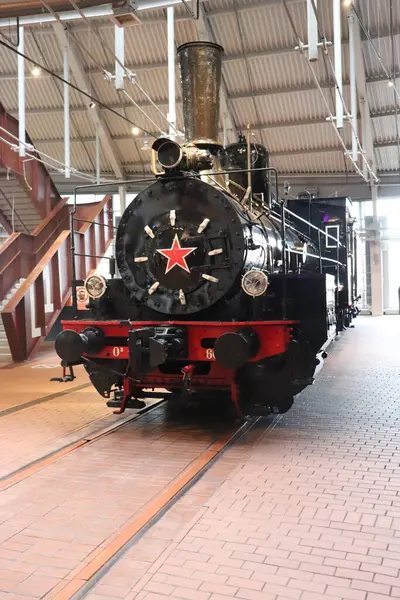 Klasik lokomotif retro treni. Siyah ve kırmızı renklerde güzel bir lokomotif. Yüksek kalite fotoğraf