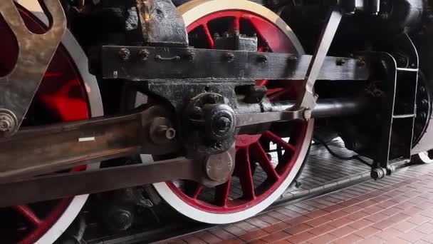 Viejo Rojo Locomotora Ruedas Vista Inferior — Vídeos de Stock