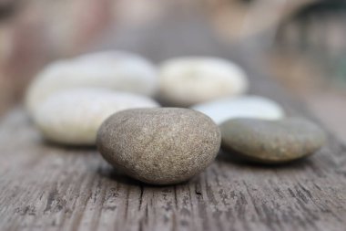 Güzel yuvarlak taşlar, ahşap bir zeminde, yakın plan, bulanık arka plan. Yüksek kalite fotoğraf