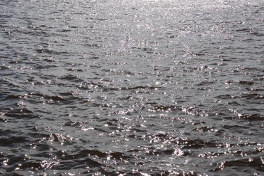 Mavi su dokusu. Güneşli bir yaz gününde okyanus ve dalgalar. Yüksek kalite fotoğraf