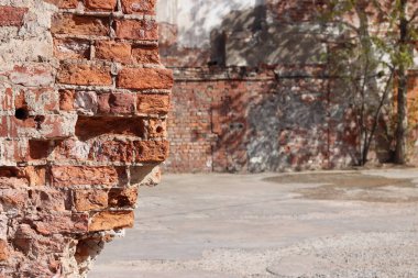 Mahvolmuş tuğla duvar arka planı bulanıklaştırmış. Yüksek kalite fotoğraf