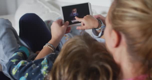 Молодая Мама Лежит Диване Гостиной Смотрит Напечатанные Семейные Фотографии — стоковое видео