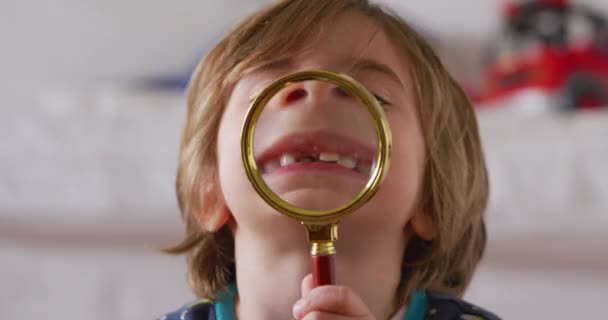 Милий Чотирирічний Хлопчик Використовує Збільшувальне Скло — стокове відео
