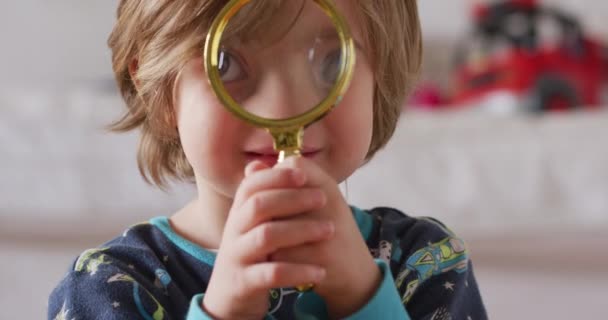 Aranyos Négyéves Fiú Nagyítóval — Stock videók