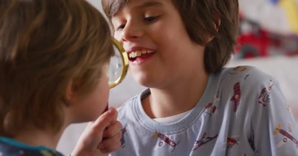 Χαριτωμένο Τετράχρονο Αγόρι Που Χρησιμοποιεί Μεγεθυντικό Φακό — Αρχείο Βίντεο