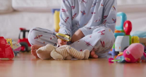 Милий Семирічний Хлопчик Використовує Збільшувальне Скло — стокове відео