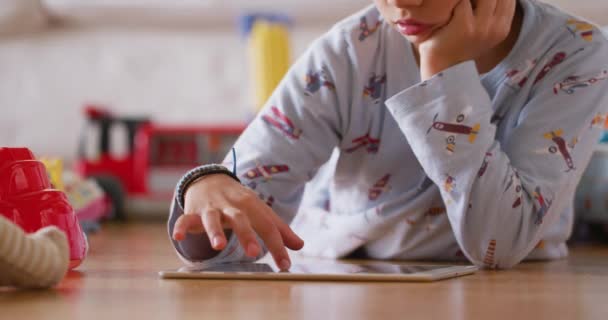 Yedi Yaşındaki Çocuk Evdeki Tabletine Odaklandı Dijital Içeriğe Dalmış Sıradan — Stok video