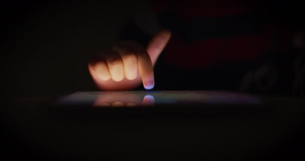 Menino Desfrutar Tablet Digital Noite Sentado Sofá Sala Estar — Vídeo de Stock