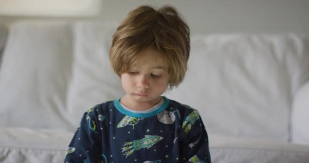 Boy Njuta Digital Tablett Natten Sitter Soffan Vardagsrummet — Stockvideo