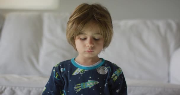 Çocuk Geceleri Dijital Tabletin Tadını Çıkarıyor Oturma Odasında Kanepede Oturuyor — Stok video