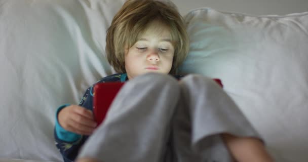 Chlapec Digitální Tablet Noci Sedí Pohovce Obývacím Pokoji — Stock video