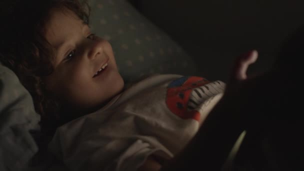 Çocuk Geceleri Dijital Tabletin Tadını Çıkarıyor Kanepede Oturuyor Oturma Odasında — Stok video