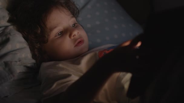 Αγόρι Απολαμβάνουν Ψηφιακή Ταμπλέτα Βράδυ Κάθεται Στον Καναπέ Στο Σαλόνι — Αρχείο Βίντεο