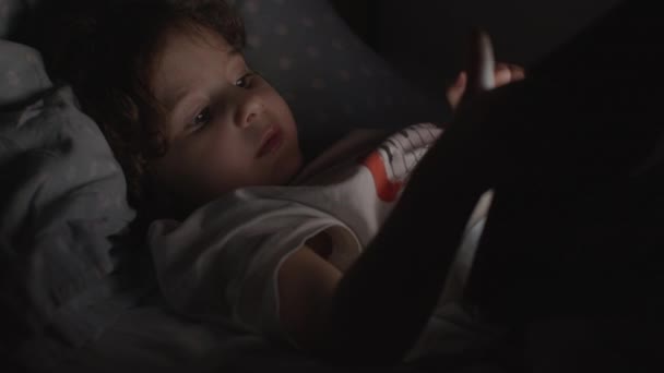 Menino Desfrutar Tablet Digital Noite Sentado Sofá Sala Estar Escuro — Vídeo de Stock
