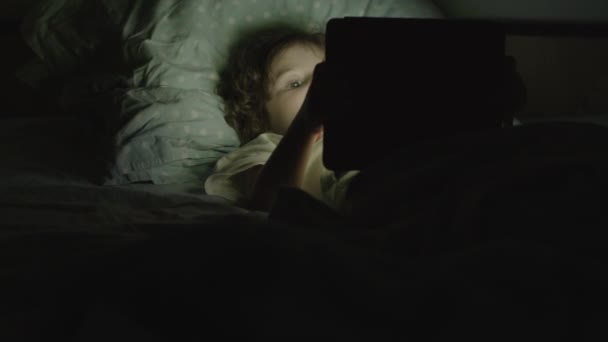 Junge Genießen Digitale Tablette Der Nacht Sitzen Auf Dem Sofa — Stockvideo