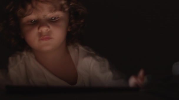 Chłopiec Korzysta Tabletu Cyfrowego Nocy Siedzi Kanapie Salonie Ciemności — Wideo stockowe