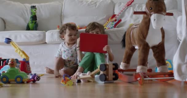 Glücklicher Junge Mit Tablet Auf Dem Sofa Blättern Den Sozialen — Stockvideo