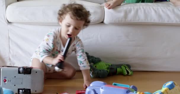 Счастливый Мальчик Использует Планшет Диване Прокрутка Социальных Сетей Серфинг Интернете — стоковое видео