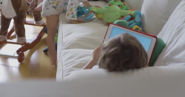 Ευτυχισμένο Παιδί Που Χρησιμοποιεί Τάμπλετ Στον Καναπέ Κύλιση Social Media — Αρχείο Βίντεο