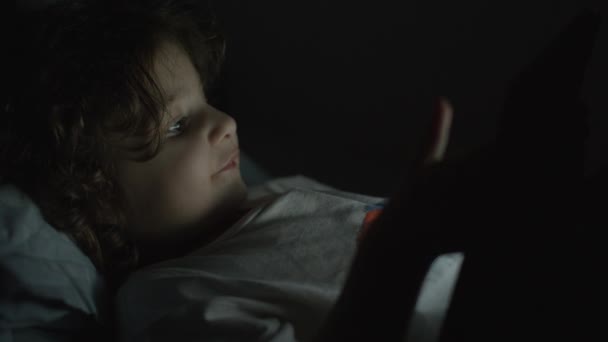 Menino Desfrutar Tablet Digital Noite Sentado Sofá Sala Estar Escuro — Vídeo de Stock