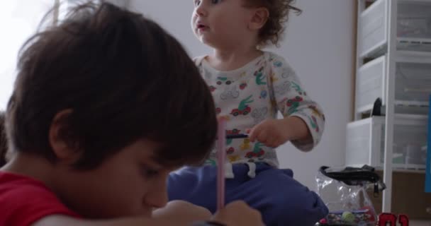 Yakışıklı Çocuk Ders Çalışıyor Ödevini Yapıyor Evde Masada Oturan Tatlı — Stok video