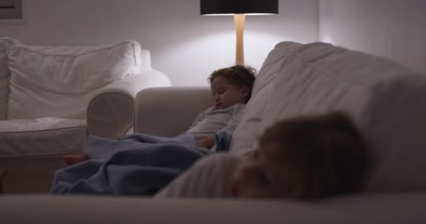 2人の幼い子供が柔らかい照明の下で眠っているときに捕らえられた静かな瞬間 — ストック動画
