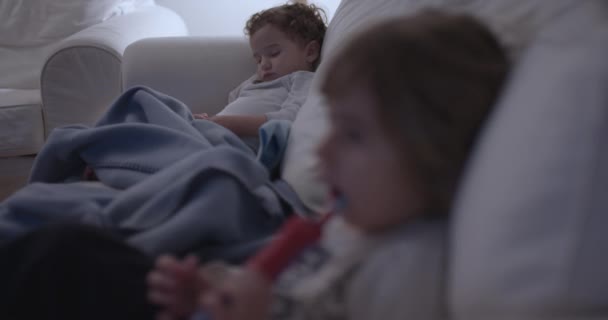 当两个小孩躺在柔和的灯光下睡着时 那是一个平静的时刻 — 图库视频影像