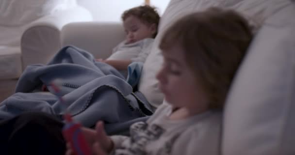 Запечатлен Спокойный Момент Двое Маленьких Детей Спят Мягком Освещении — стоковое видео