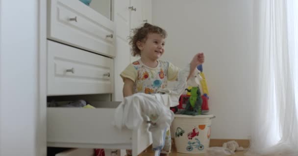 Ein Jahr Alter Junge Wirft Kleidung Aus Dem Kleiderschrank Chaotisches — Stockvideo